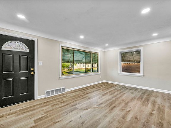 4th image of 5458 Hollywood Ave