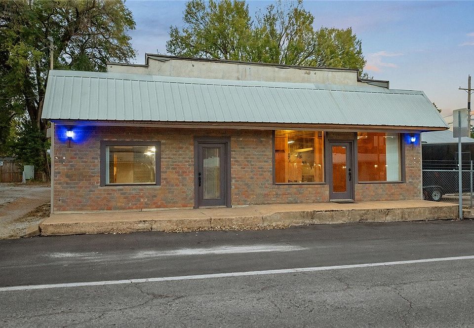1st image of 110 W Pickens Rd