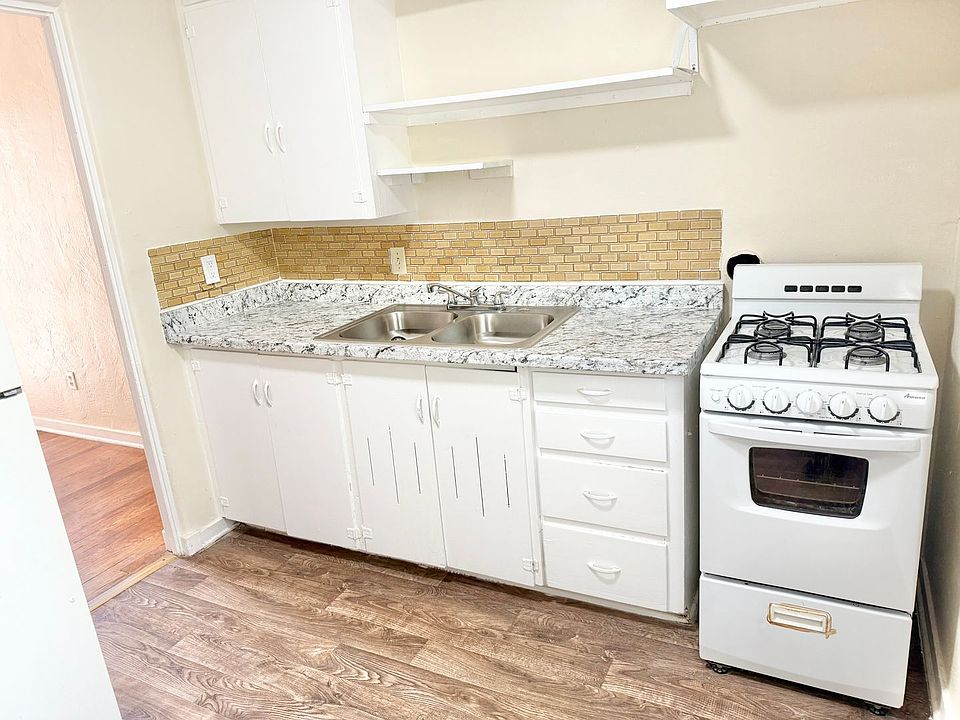 1st image of 302 Stanford Dr SE Unit 4
