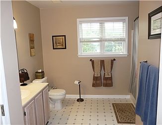 5th image of 108 E Delaware Canal Ct