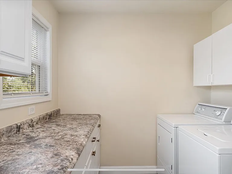 2458 Marshall Dr — Photo 9