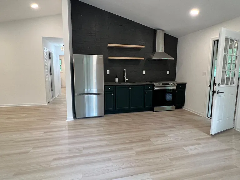 436 Stillwater Dr — Photo 2