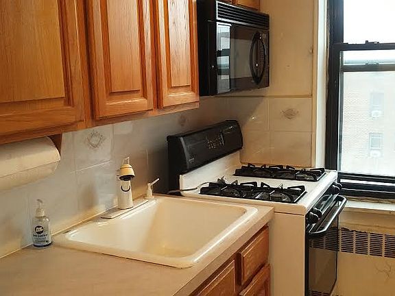 4th image of 2229 Knapp St #00