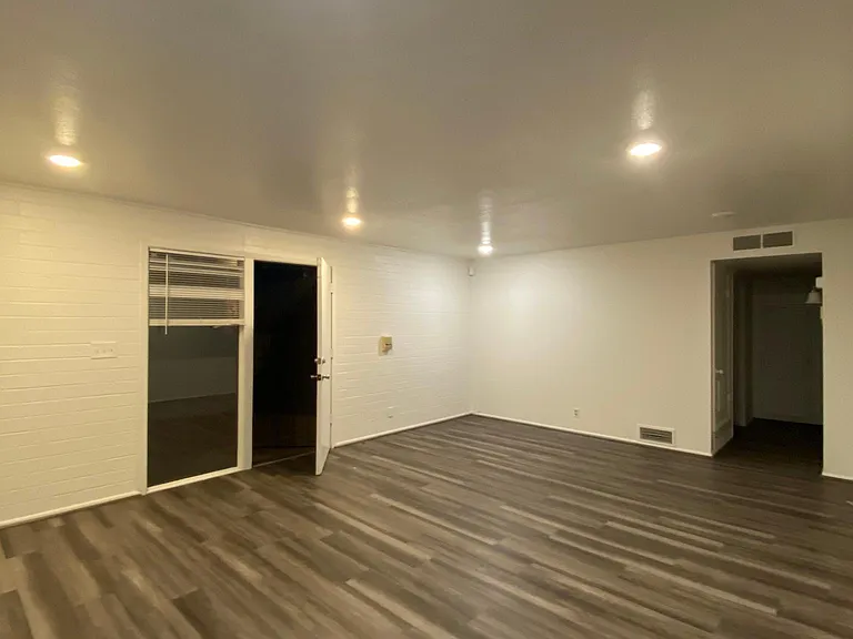 Dimmable recessed lighting.