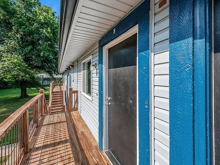 111 N Chestnut Dr — Photo 3