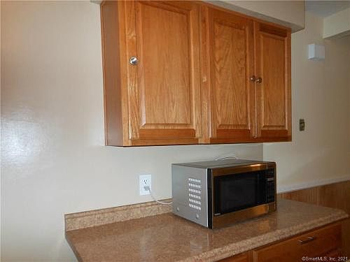 4th image of 646 Howe Ave APT 3