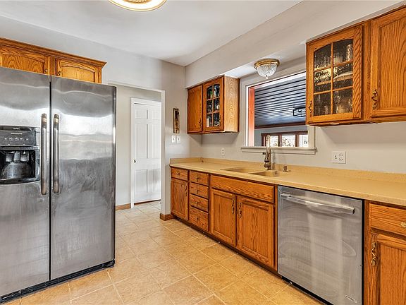 4th image of 901 Crestview Dr