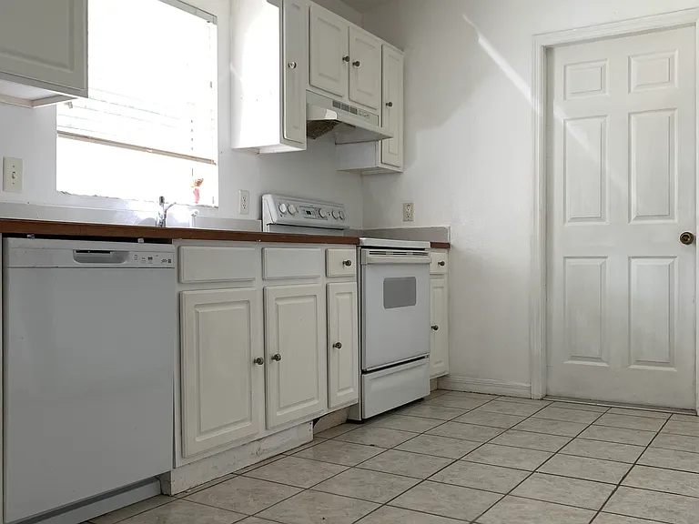 1061 Oak Forest Cir — Photo 3
