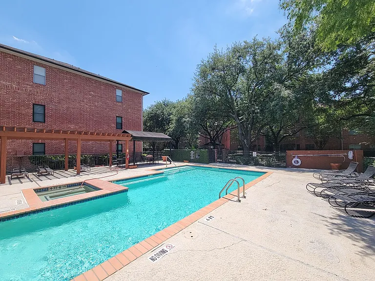 4041 Drake St #116 — Photo 26