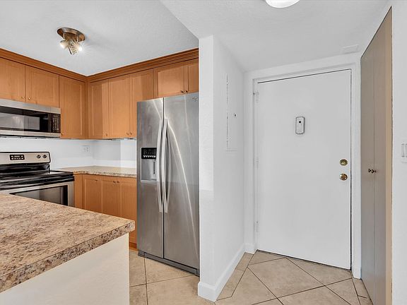 5th image of 3002 NE 5th Terrace #105-B