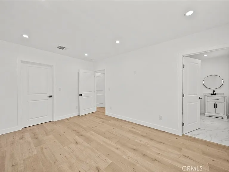 11488 Burbank Blvd — Photo 8