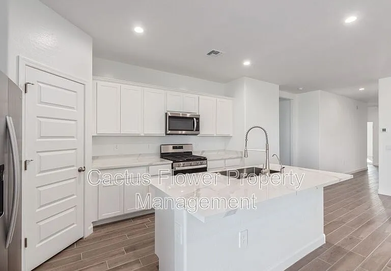 2124 W Sombra Ave — Photo 8