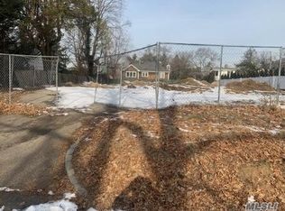 7 Ridge Dr E, Roslyn, NY 11576