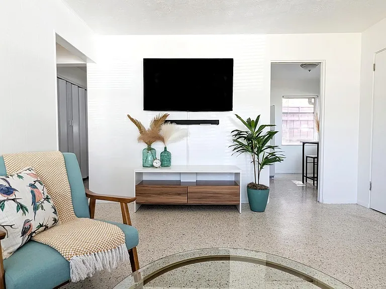 2846 W Tamiami Cir — Photo 6