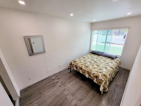 2nd image of 13160 Victory Blvd #5