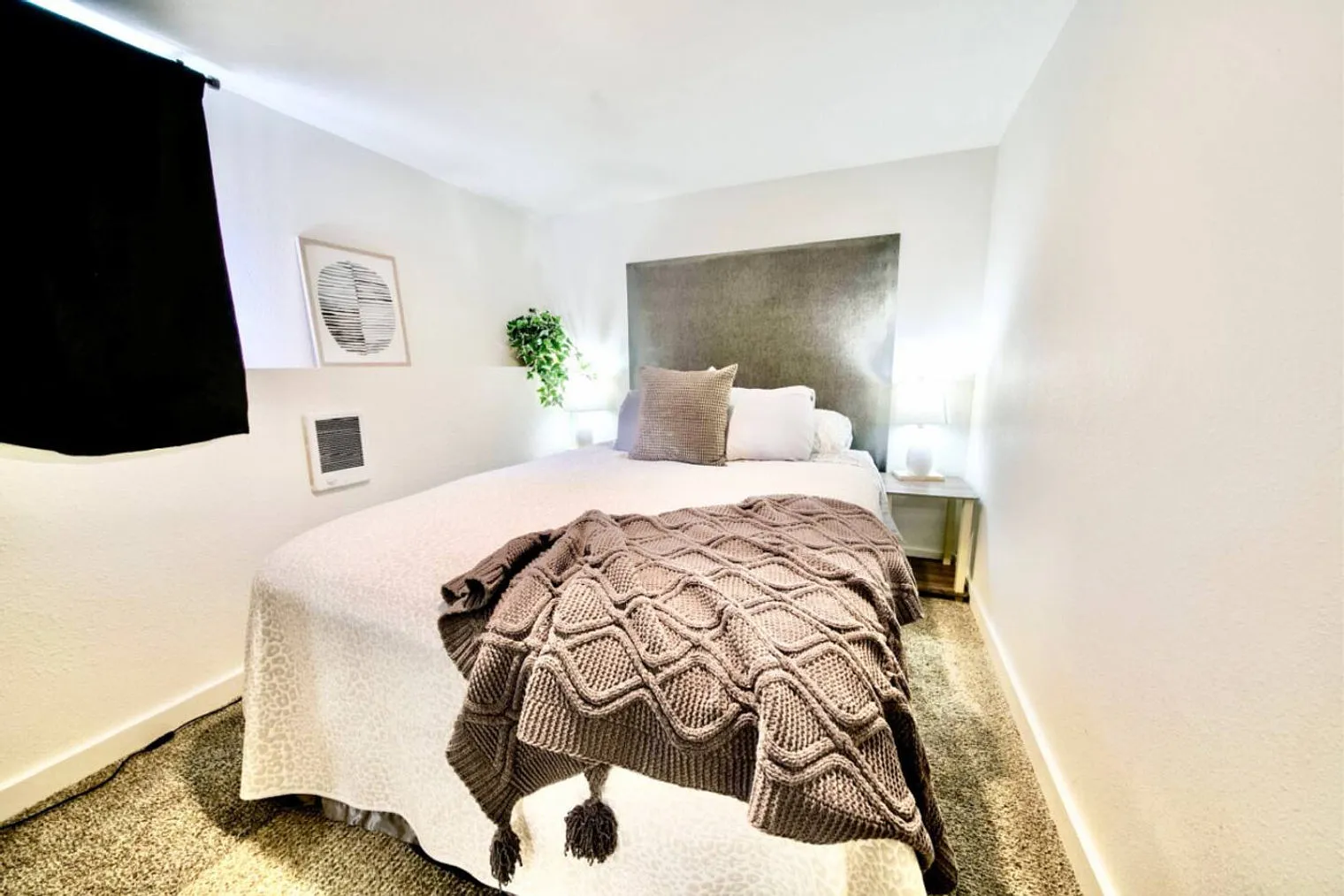 2 bed, 1.0 bath, 742 sqft, $4,882 — Photo 2