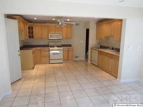 33 Meadow Dr, Totowa, NJ 07512