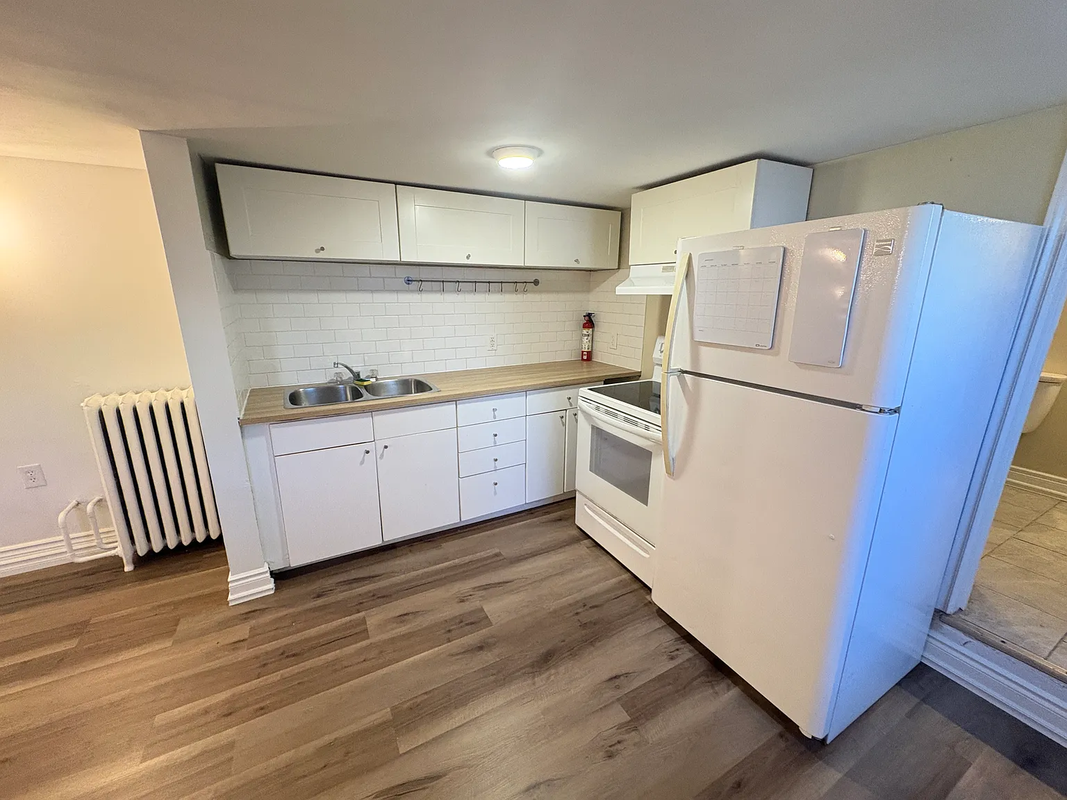 Affordable Spacious 1 Bedroom with 4 piece bath and private laundry — Photo 3