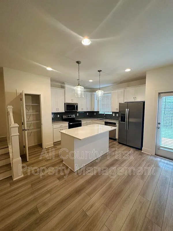 3 bed, 2.5 bath, 1593 sqft, $2,000 — Photo 4