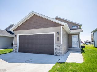 755 Prairie Ave, Horace, ND