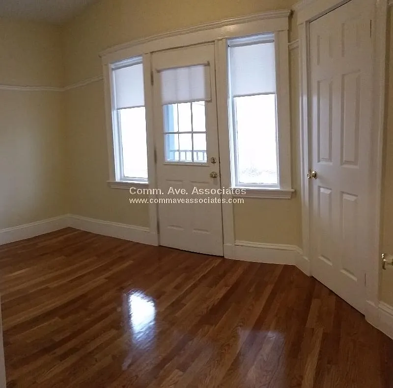 Building Photo - 21 Roseclair St #2