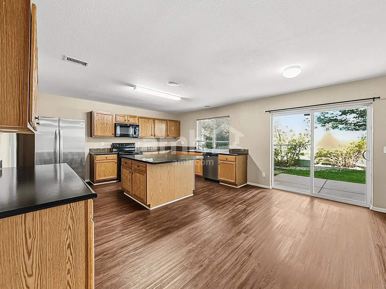 3 bed, 2.5 bath, 3692 sqft, $3,475 — Photo 3
