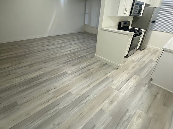 3rd image of 409 S Manhattan Pl #A9443ea59