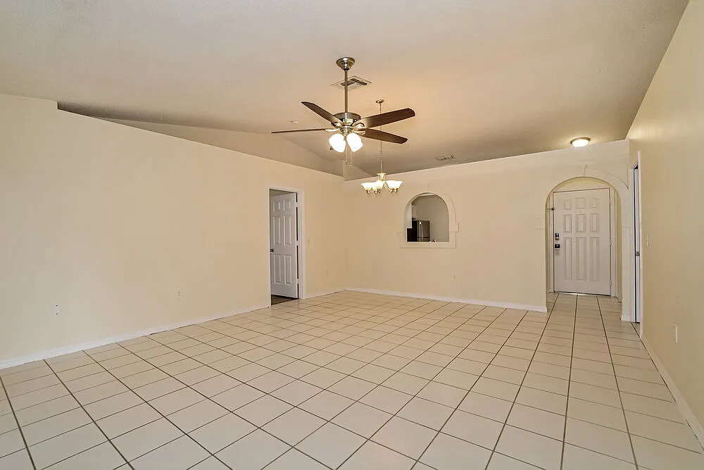 3 bed, 2.0 bath, 1268 sqft, $2,165 — Photo 4