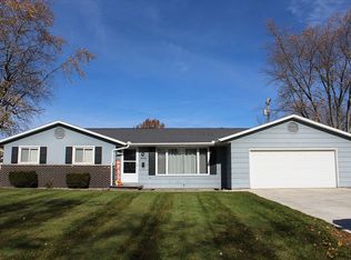 806 Carnation Dr, Wapakoneta, OH 45895