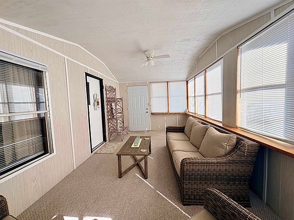 4th image of 1567 Park Ln.