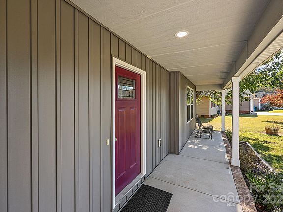 4th image of 644 Mountain Pl