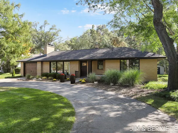 1056 S Shore Dr, Holland, MI 49423
