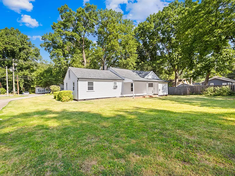 227 N Magnolia St — Photo 16