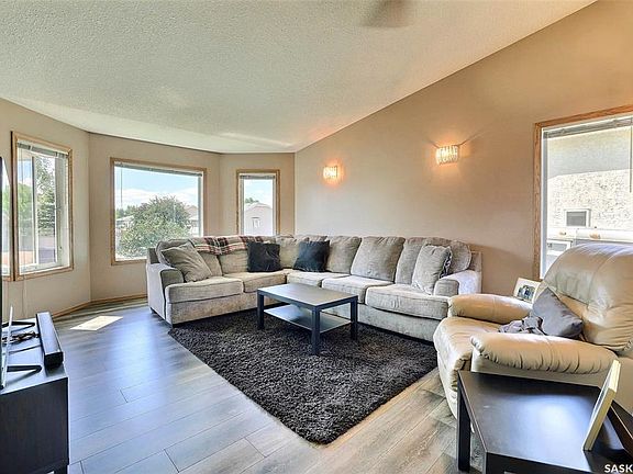 5th image of 318 Hillside CRESCENT
