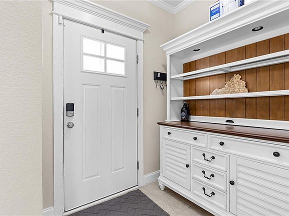 3rd image of 609 Veery St