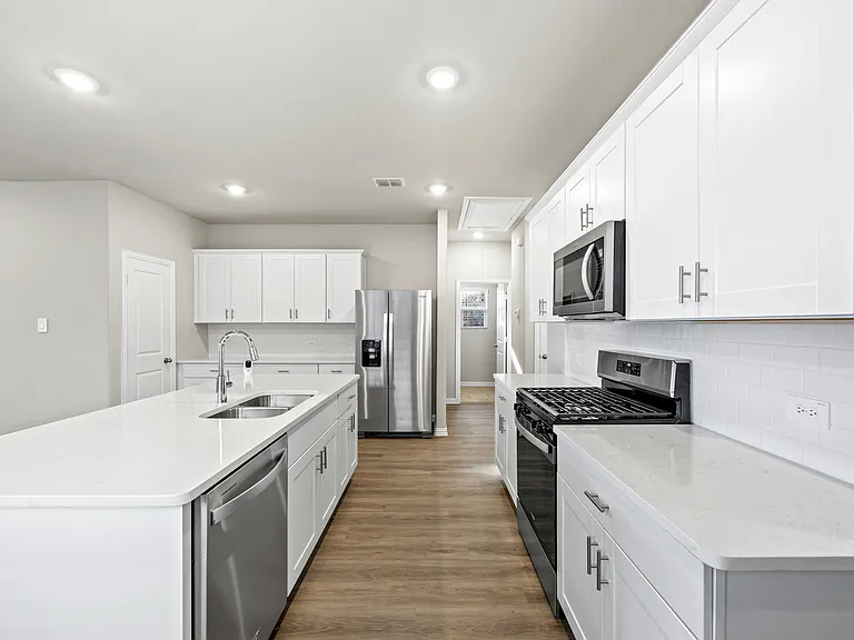 607 Clover Creek Dr — Photo 3