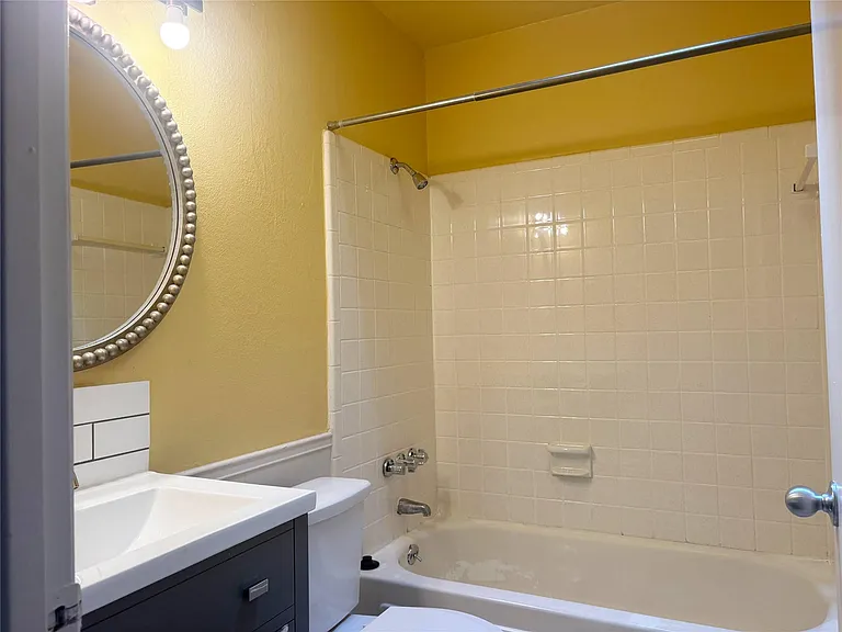 600 W 51st St #103 — Photo 11