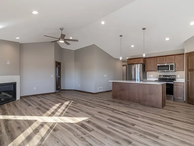 649 Luiken St — Photo 7