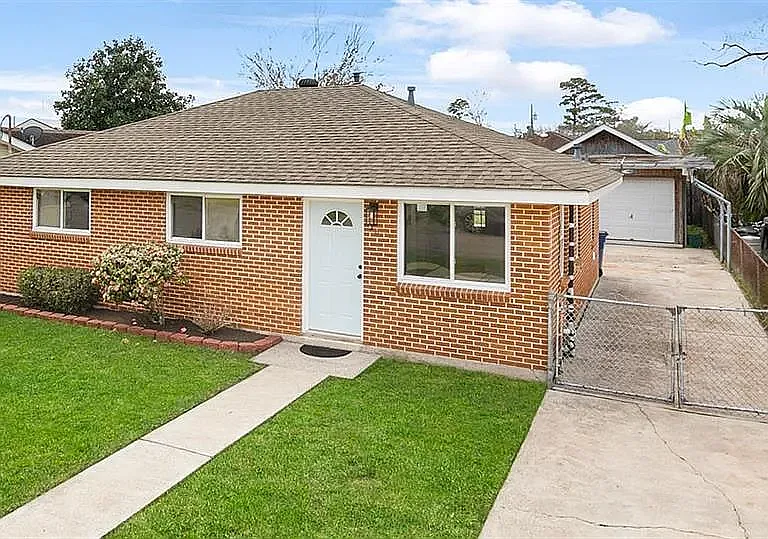 220 Grove Ave — Photo 2