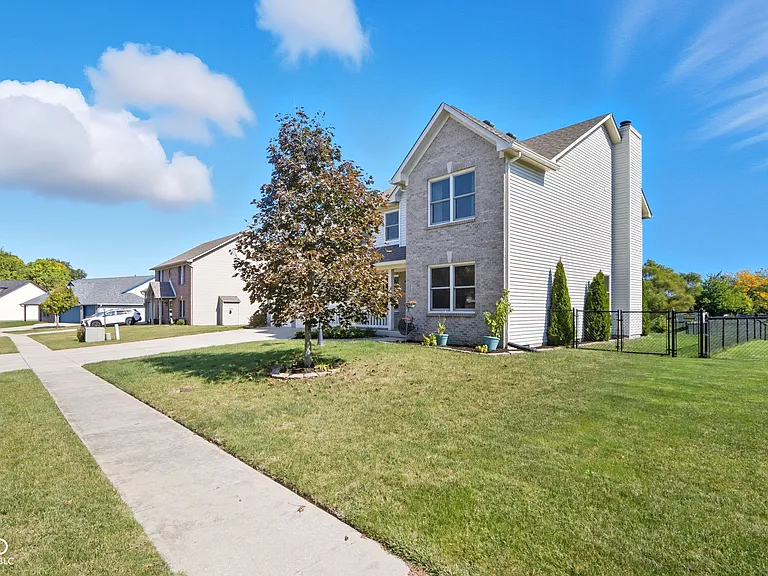 7975 Meadow Bend Cir — Photo 3