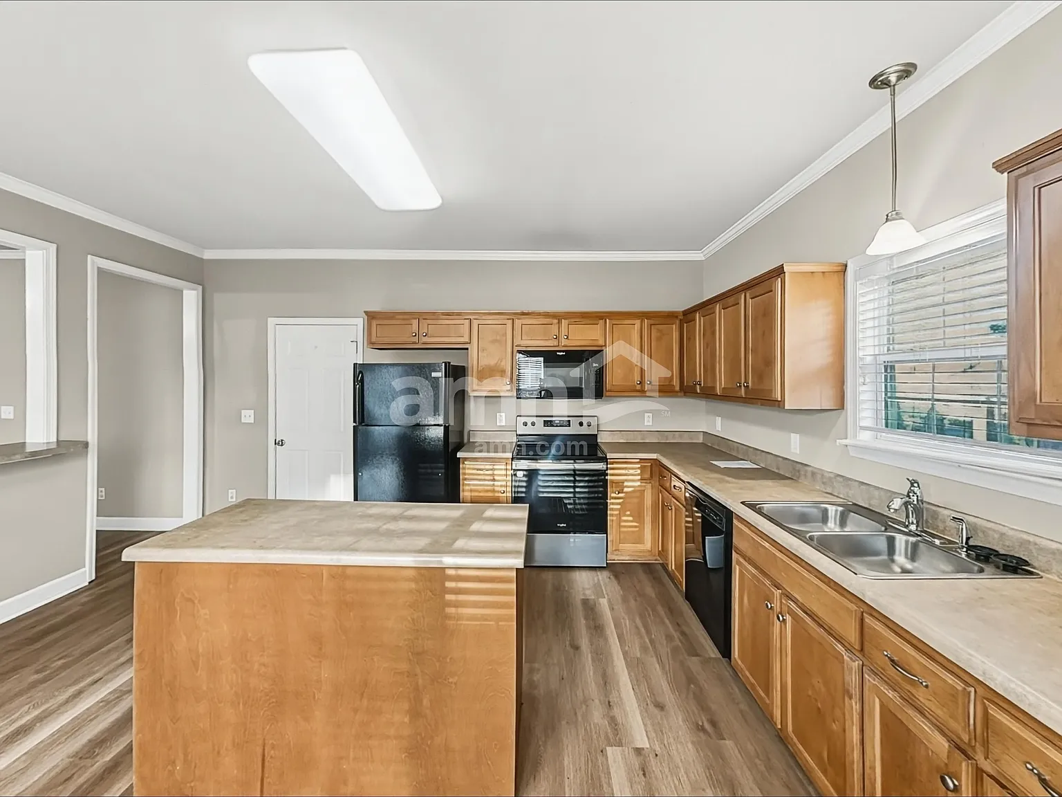 3 bed, 2.5 bath, 2110 sqft, $2,335 — Photo 3