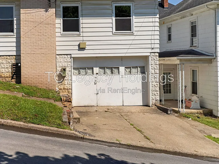 300 Ash Ave — Photo 4