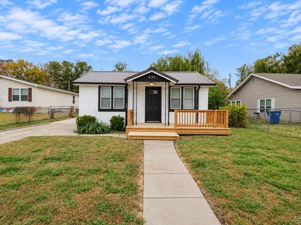 221 E 15th St, Junction City, KS 66441