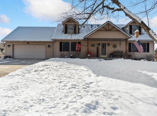 9124 Marion Dr, Brighton, MI 48116