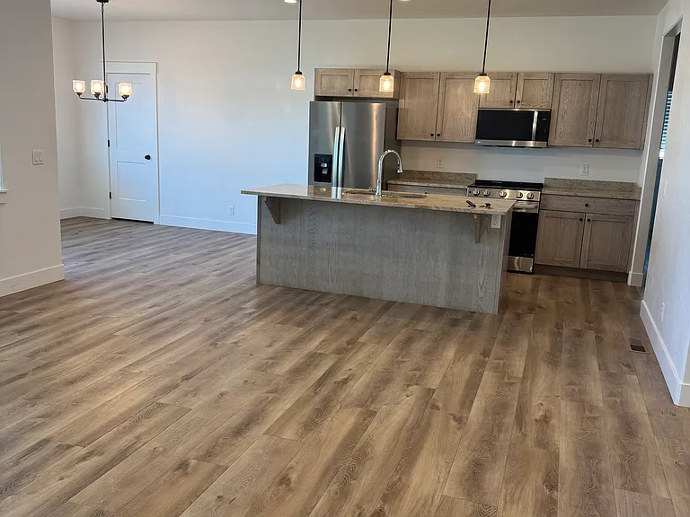 1405 Meadow Ln — Photo 2