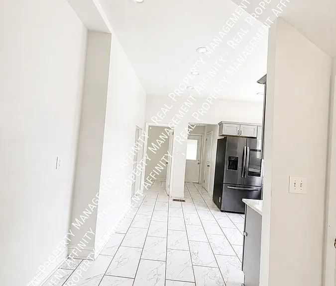 942 S Willett St — Photo 5