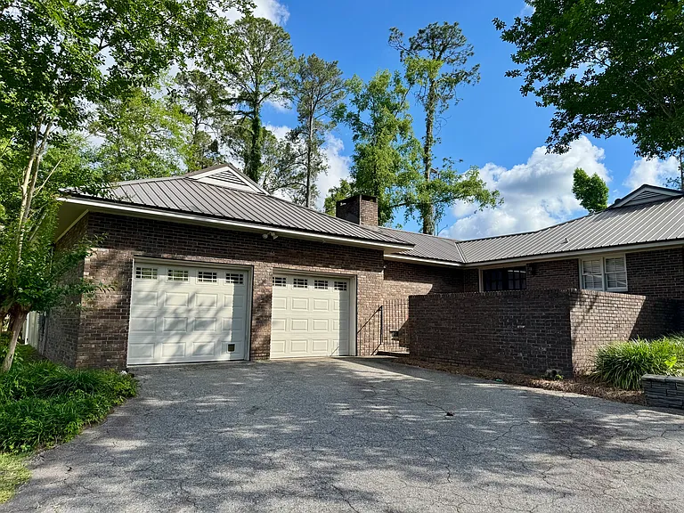 2303 Riverhill Dr — Photo 3