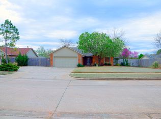 604 NE 15th St, Moore, OK 73160