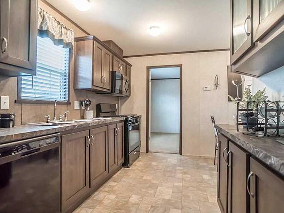 2nd image of 196 Lakeshore Cir