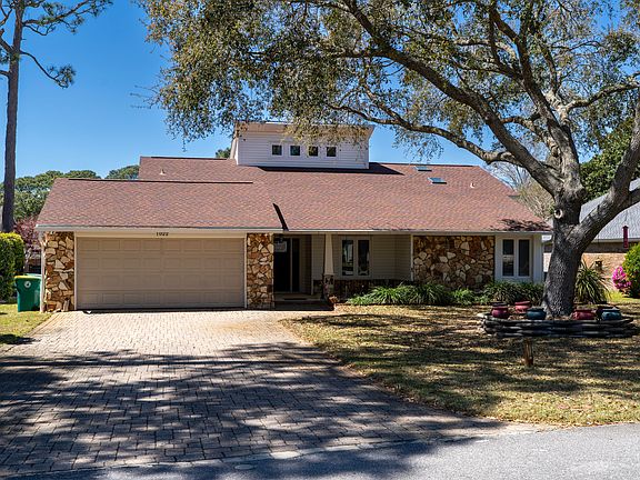 3rd image of 1022 Troon Dr E